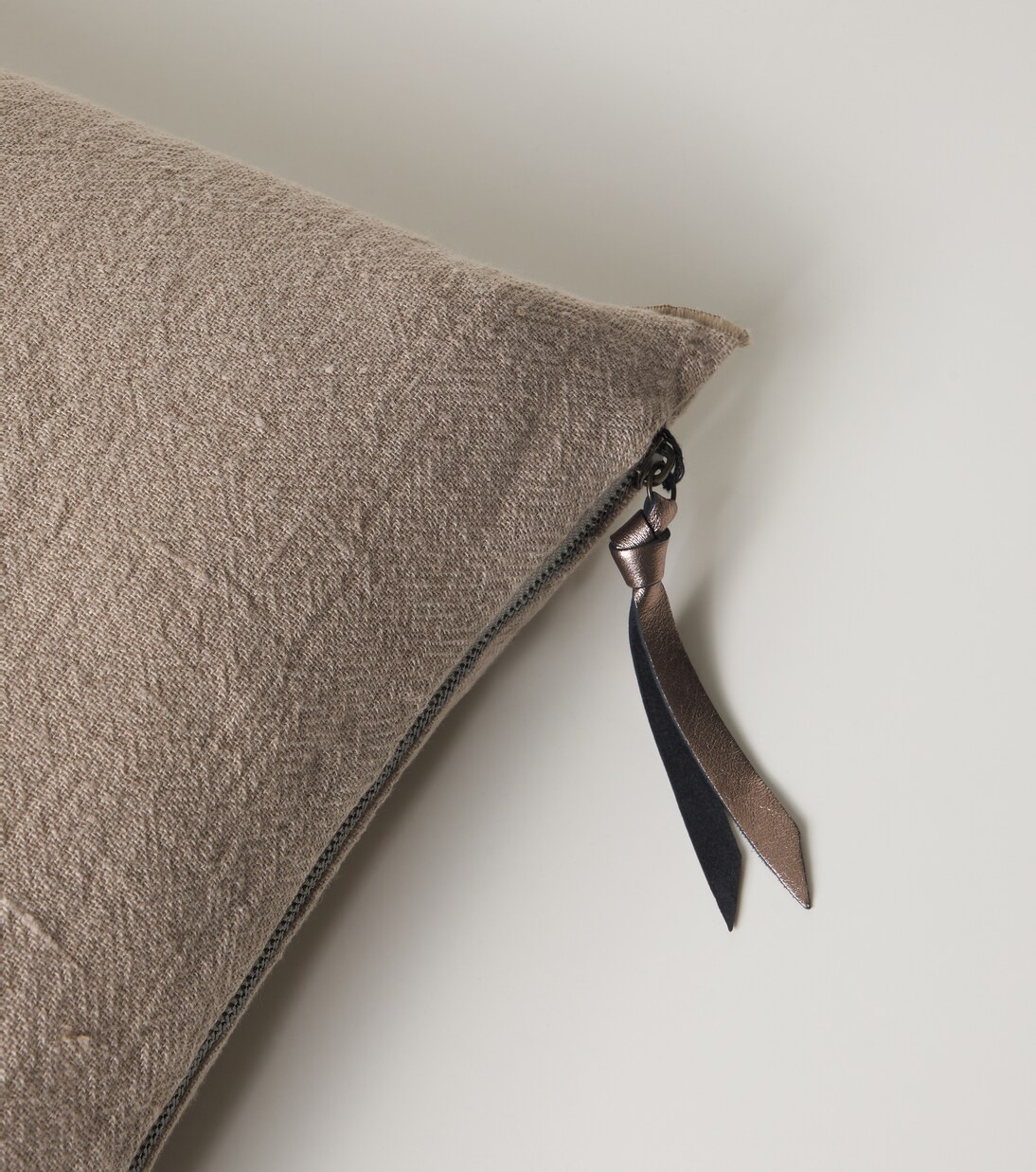 Linen crêpe cushion | Maison de Vacances
