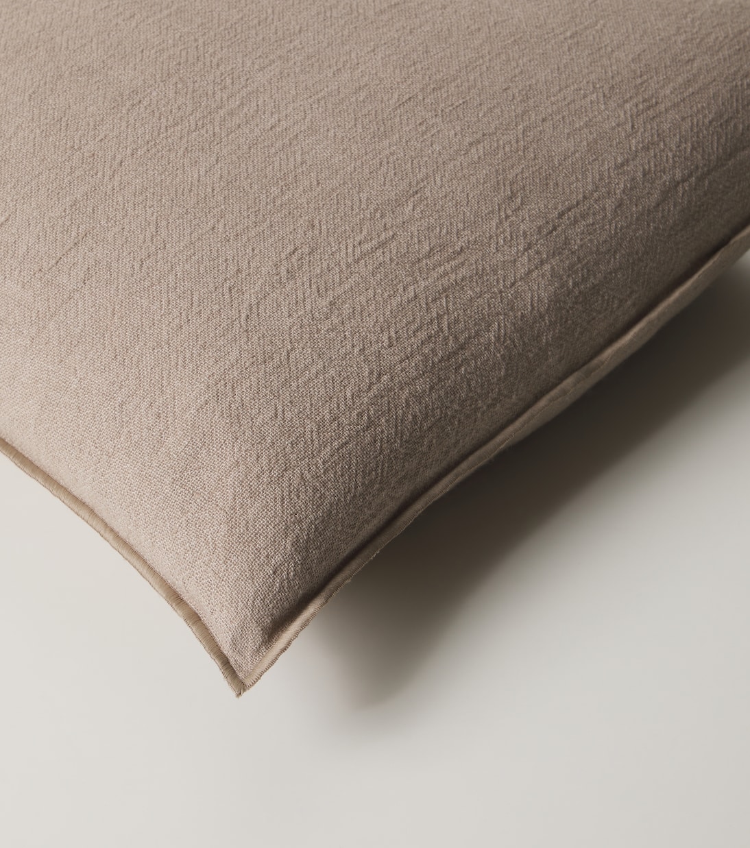 Linen crêpe cushion | Maison de Vacances