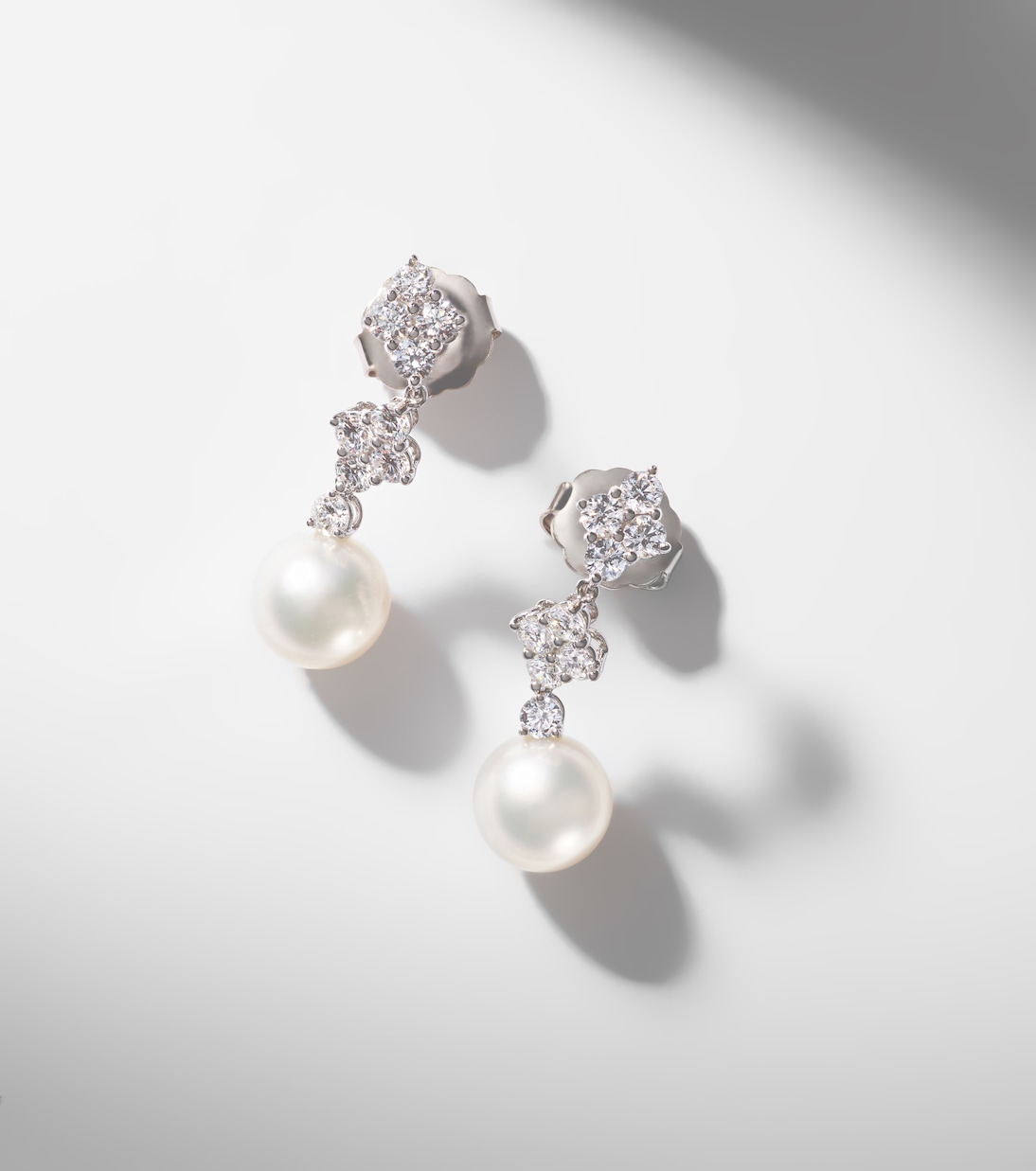 Boucles d’oreilles pendantes en or blanc 18 ct, perles et diamants | Mikimoto