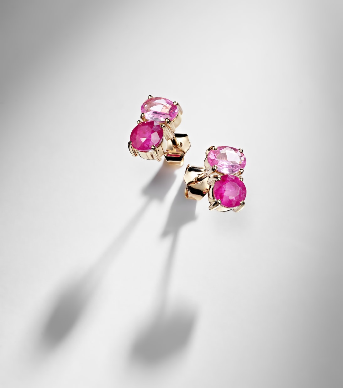 Boucles d’oreilles en or 14 ct (585/1000) avec rubis et saphirs roses | Stone and Strand