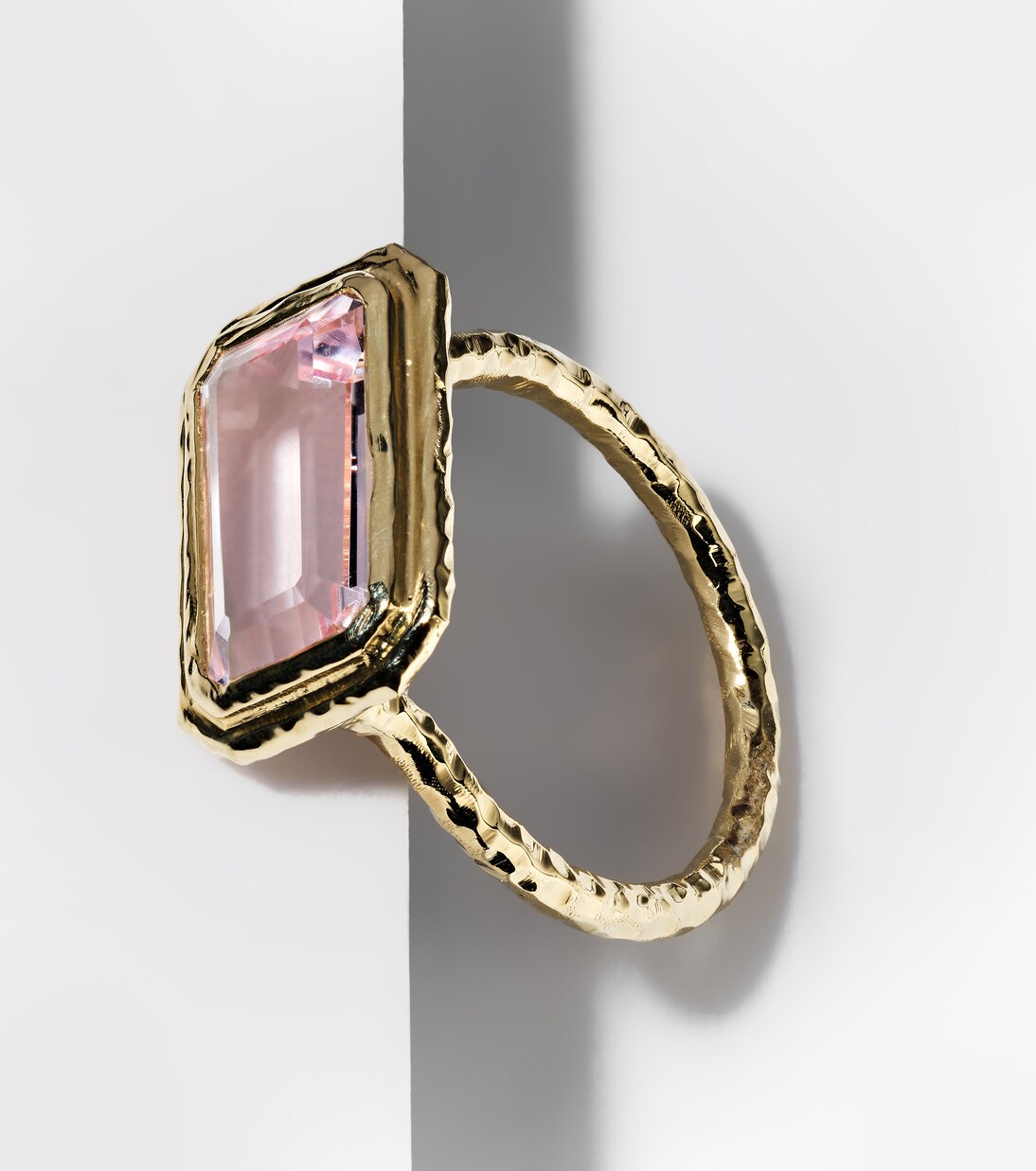 Anillo Elbow Beach de oro de 18 ct con morganita | Octavia Elizabeth