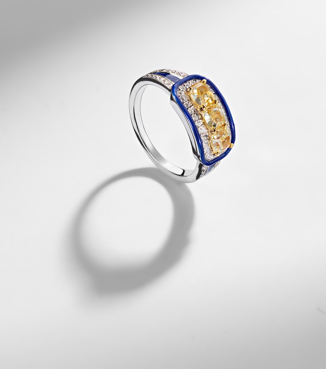 Bague Trio Cushion en or blanc 18 ct et diamants | Kamyen