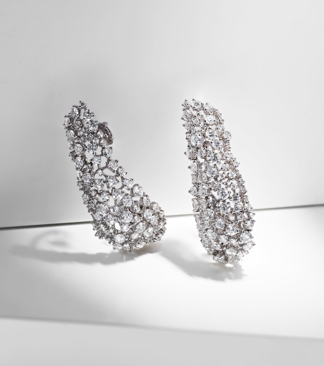 Orecchini Scatter in oro bianco 18kt con diamanti | Ananya