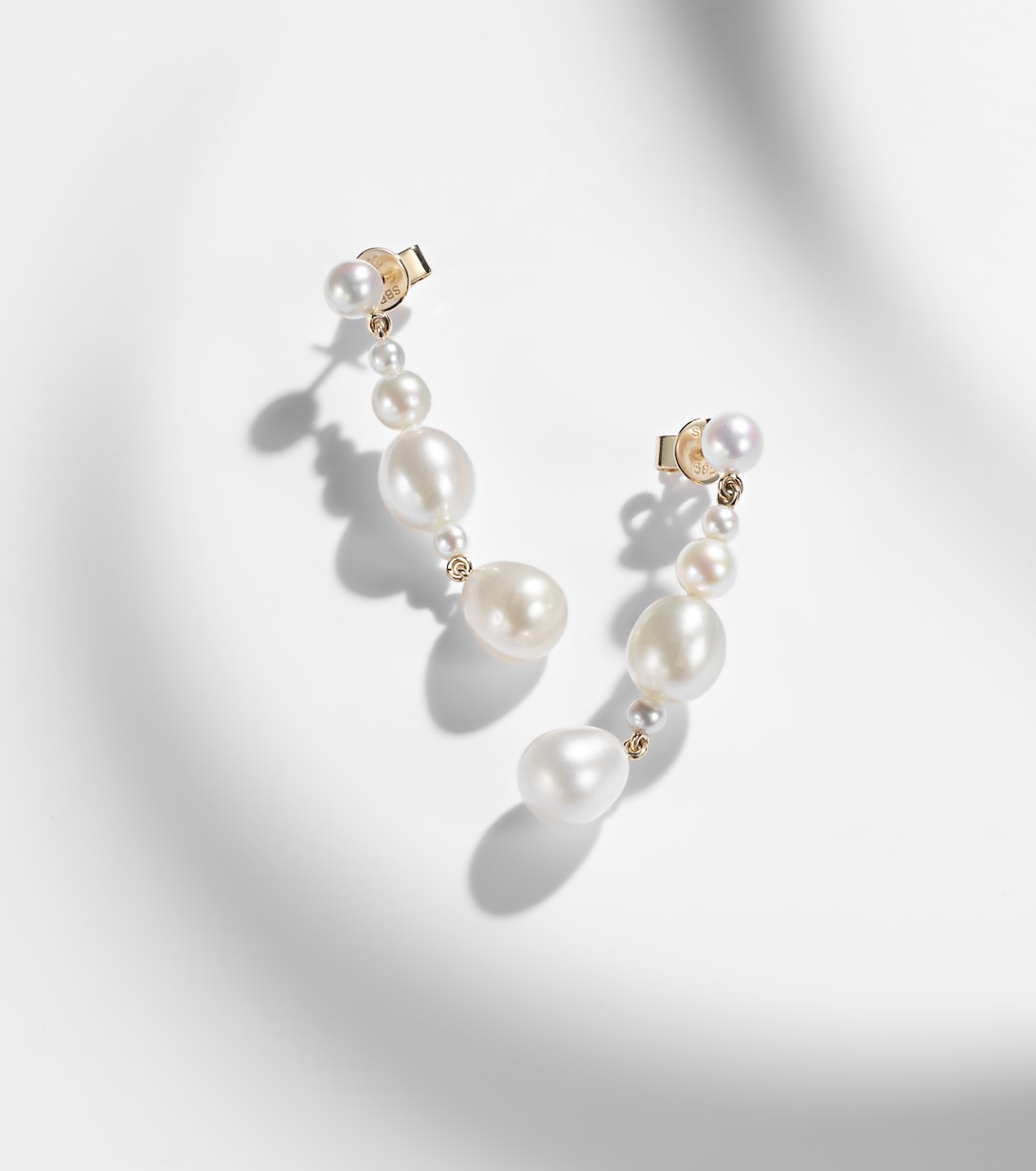 Orecchini Petite Amis De La Perle in oro 14kt con perle d'acqua dolce | Sophie Bille Brahe