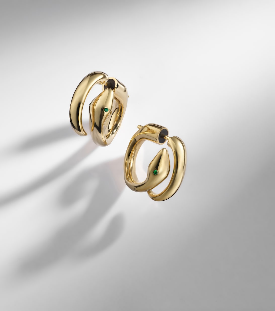 Ohrringe Spiral Cobra aus 18kt Gelbgold mit Smaragden | Ileana Makri