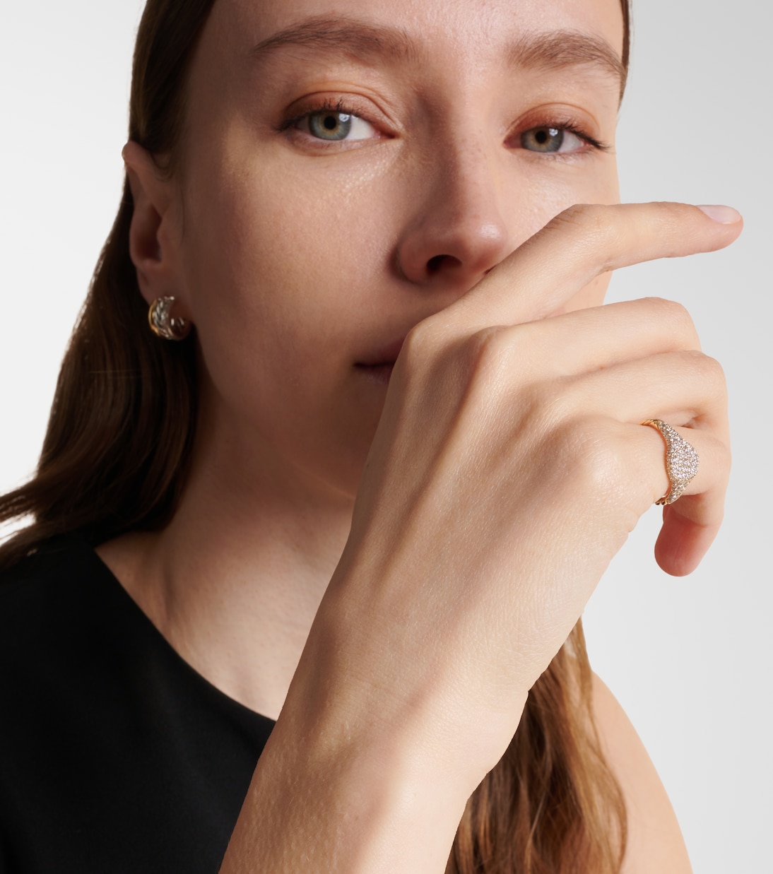 Petite Pavé 18kt gold pinky ring with diamonds | David Yurman