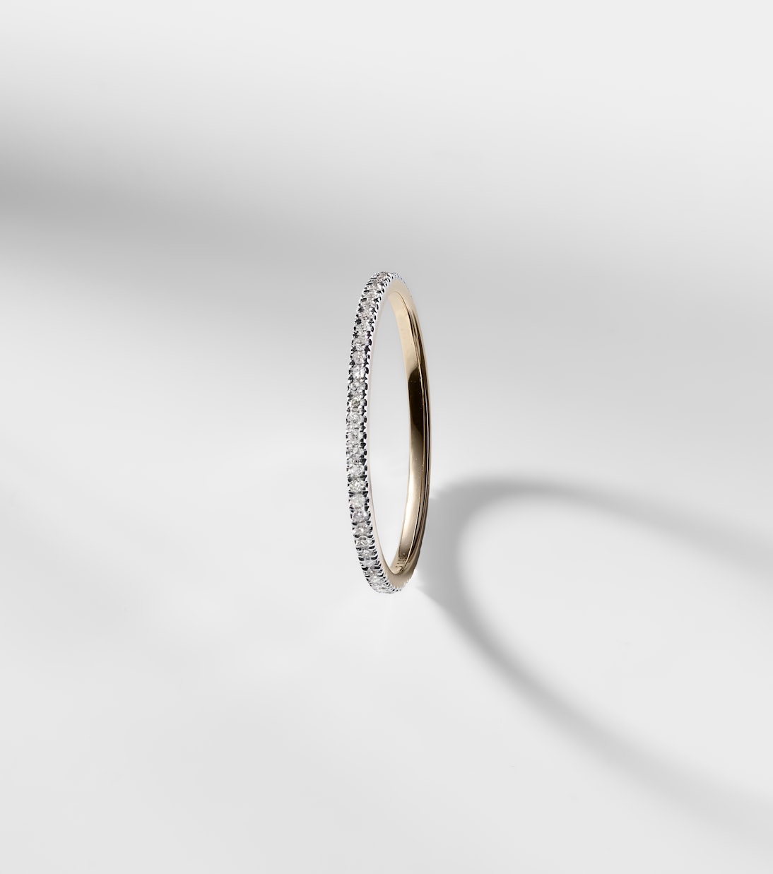 Ring aus 10kt Gelbgold mit Diamanten | Stone and Strand