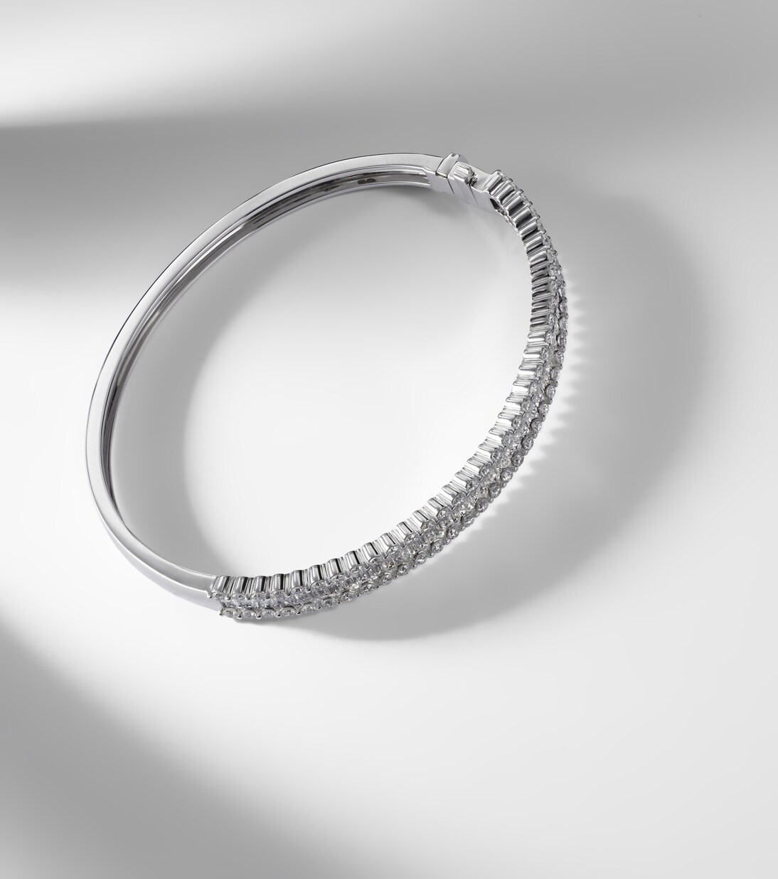 18kt white gold bangle with diamonds | Bucherer Fine Jewellery