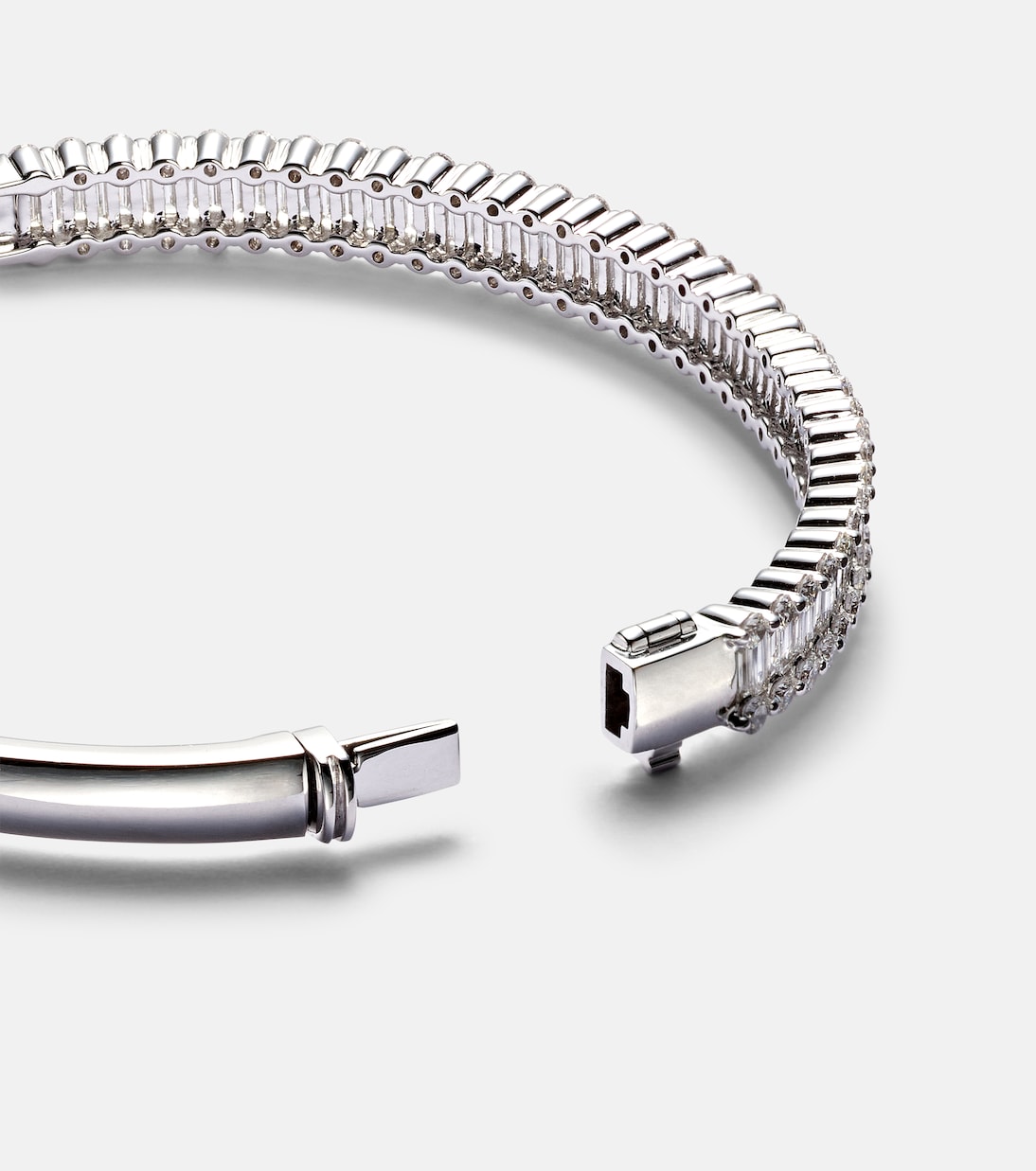 18kt white gold bangle with diamonds | Bucherer Fine Jewellery