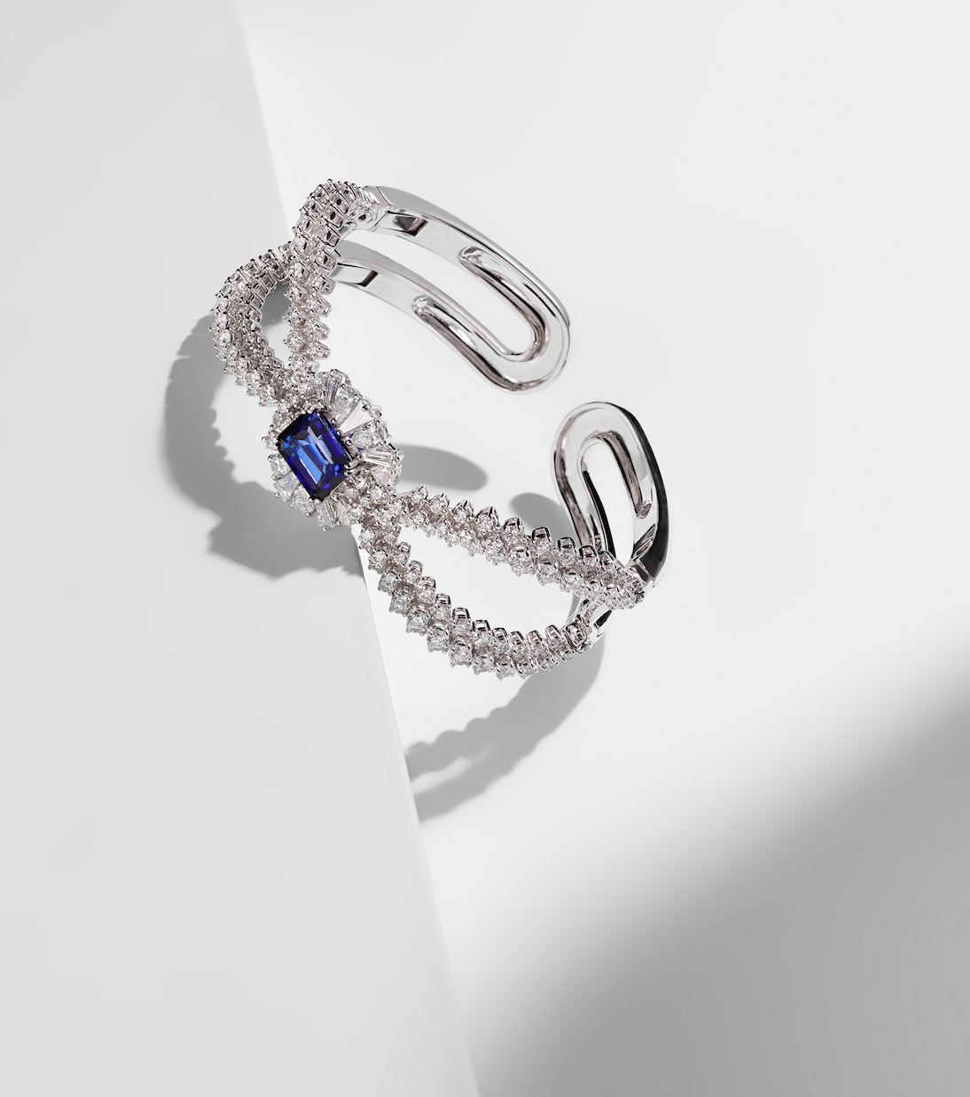 Bracciale Reign Supreme in oro bianco 18kt con diamanti e zaffiro | Yeprem