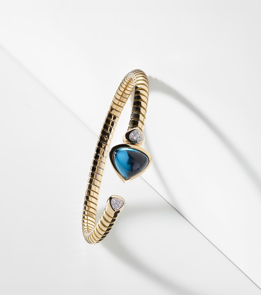 Armreif Trisolina Bypass aus 18kt Gelbgold mit Diamanten und Topas | Marina B