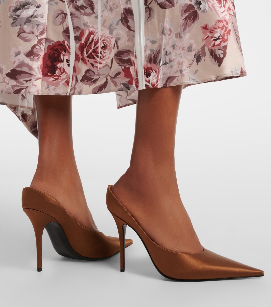 Pumps Anoke aus Satin | Amina Muaddi