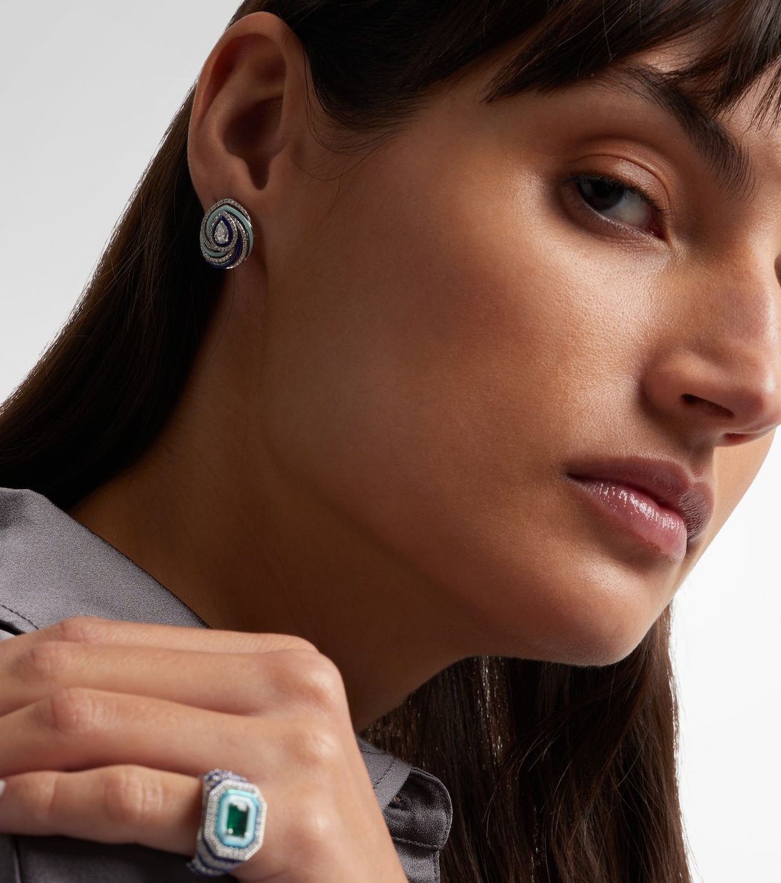 Boucles d’oreilles Twister en or blanc 18 ct, émail et diamants | Kamyen