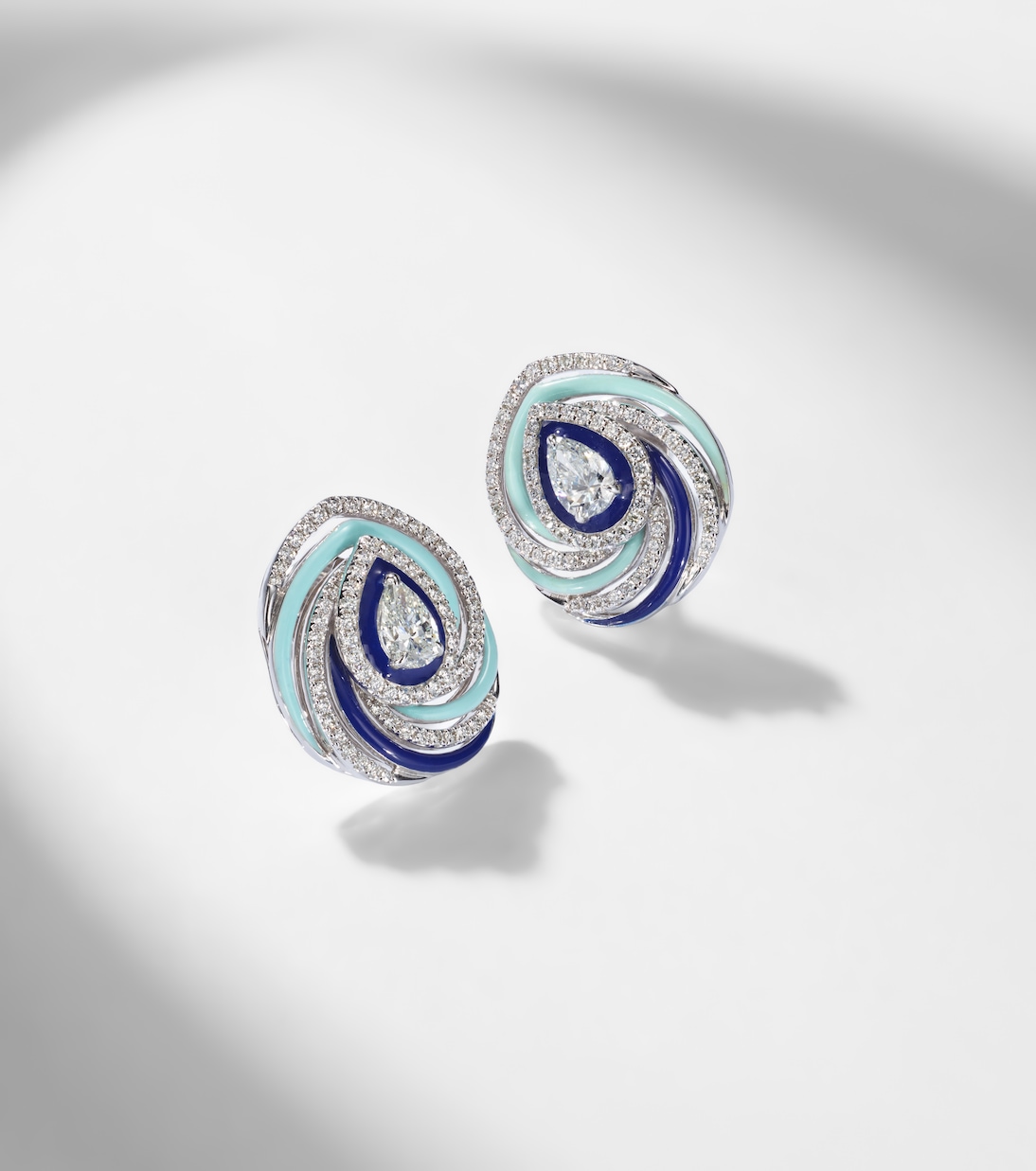 Boucles d’oreilles Twister en or blanc 18 ct, émail et diamants | Kamyen