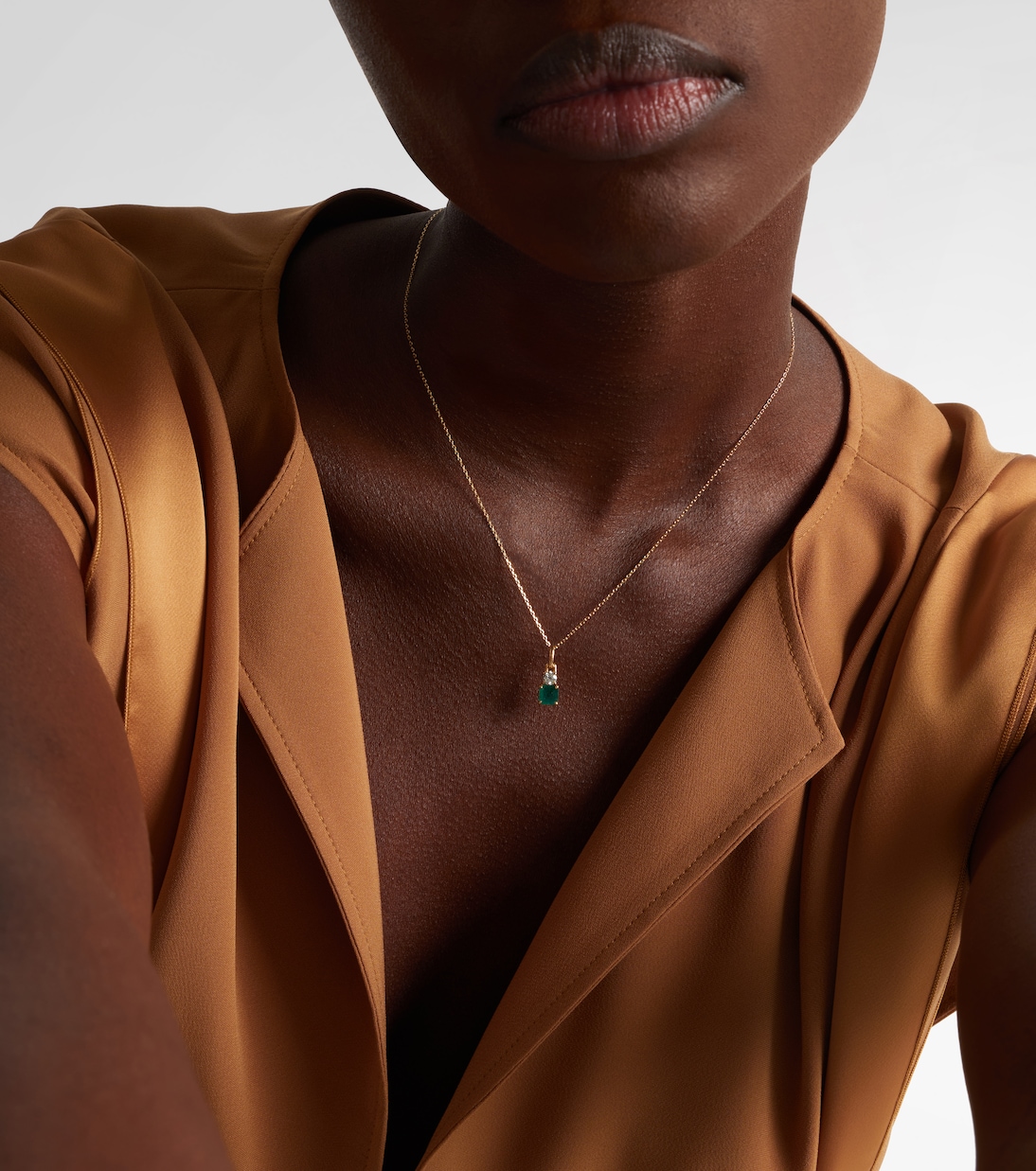 Collar Luxe de oro de 14 ct (585/1000) con esmeralda y diamante | Stone and Strand