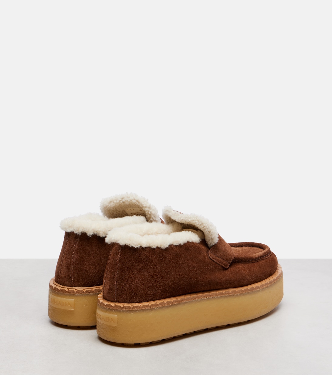 Plateau-Loafers aus Veloursleder mit Shearling | Prada