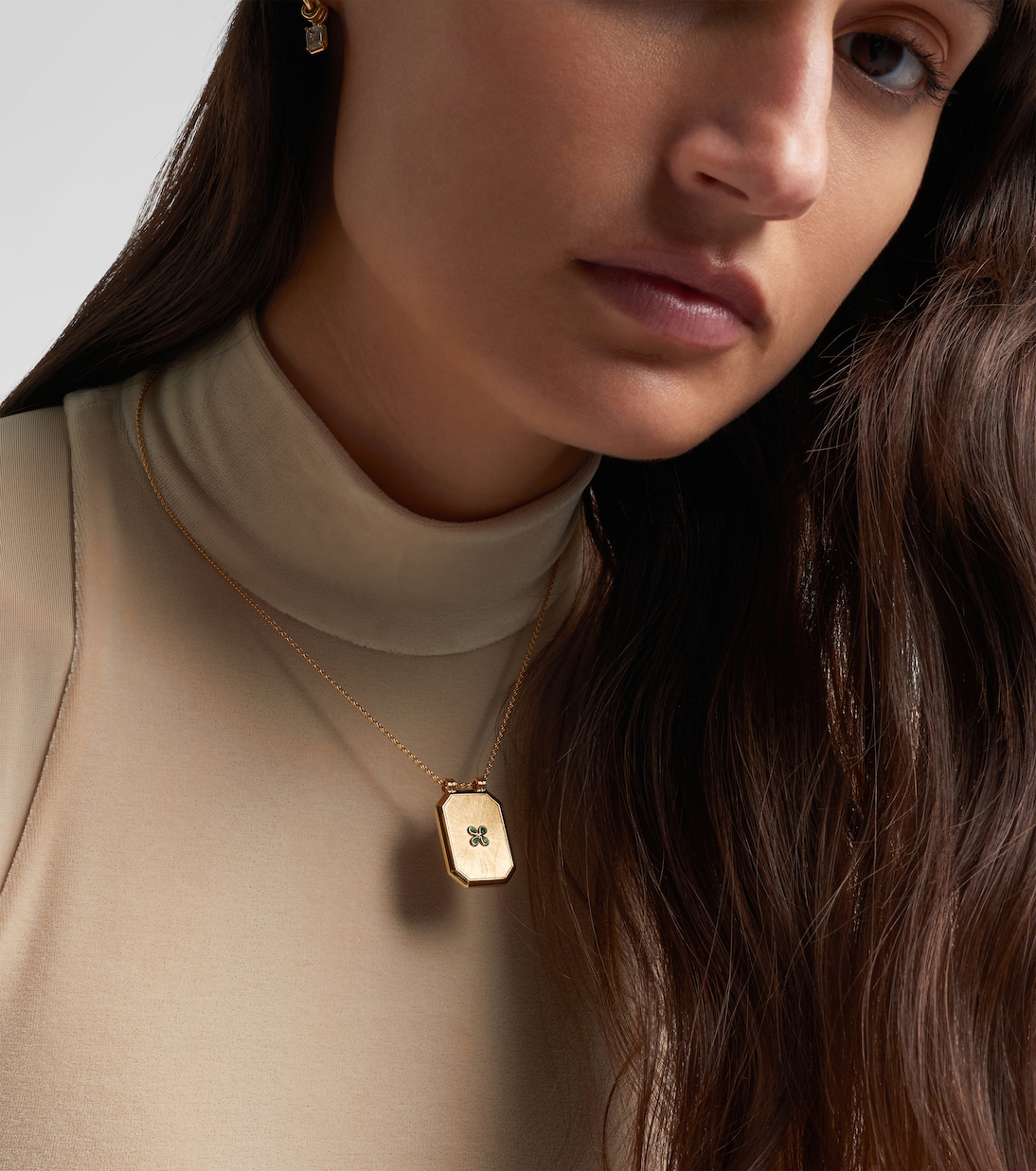 Luck 18kt gold pendant necklace with emerald | Marie Lichtenberg