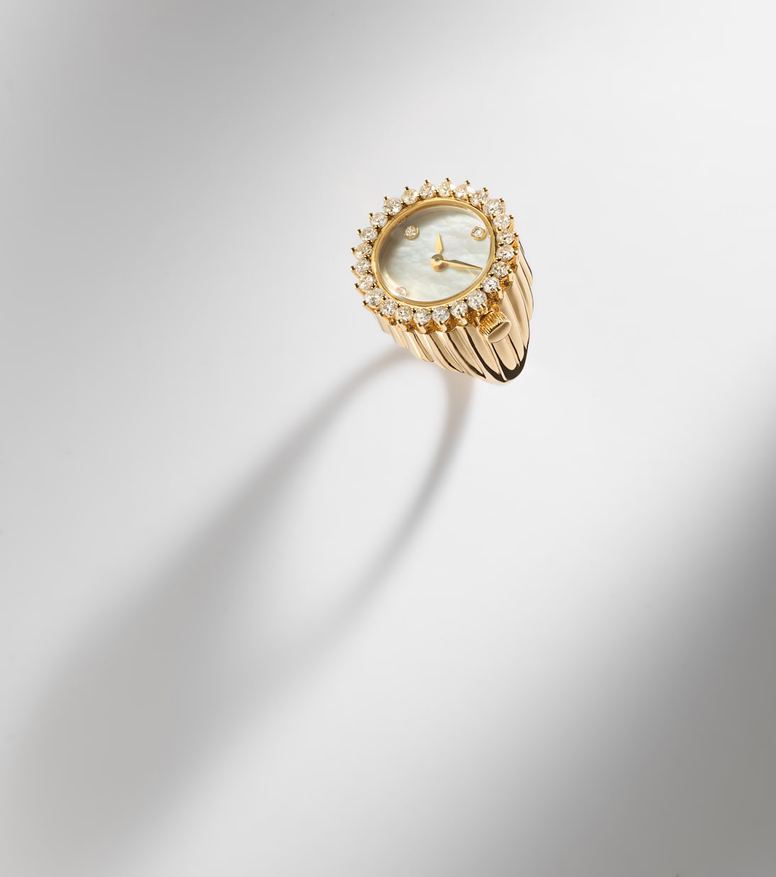 L'Horloge 18kt gold and mother-of-pearl ring with diamonds | Yvonne Léon
