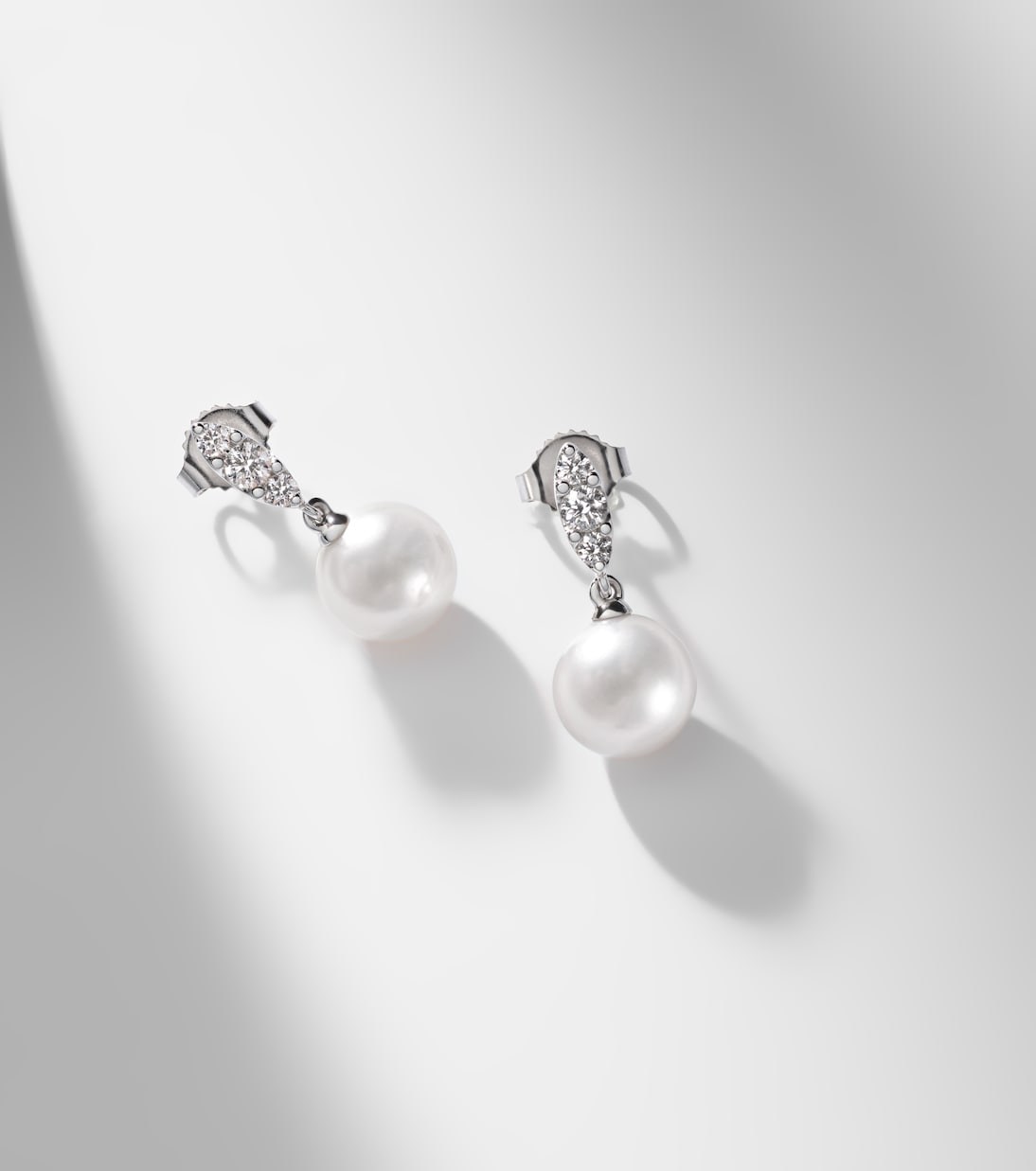18kt white gold drop earrings with Akoya pearls and diamonds | Mikimoto