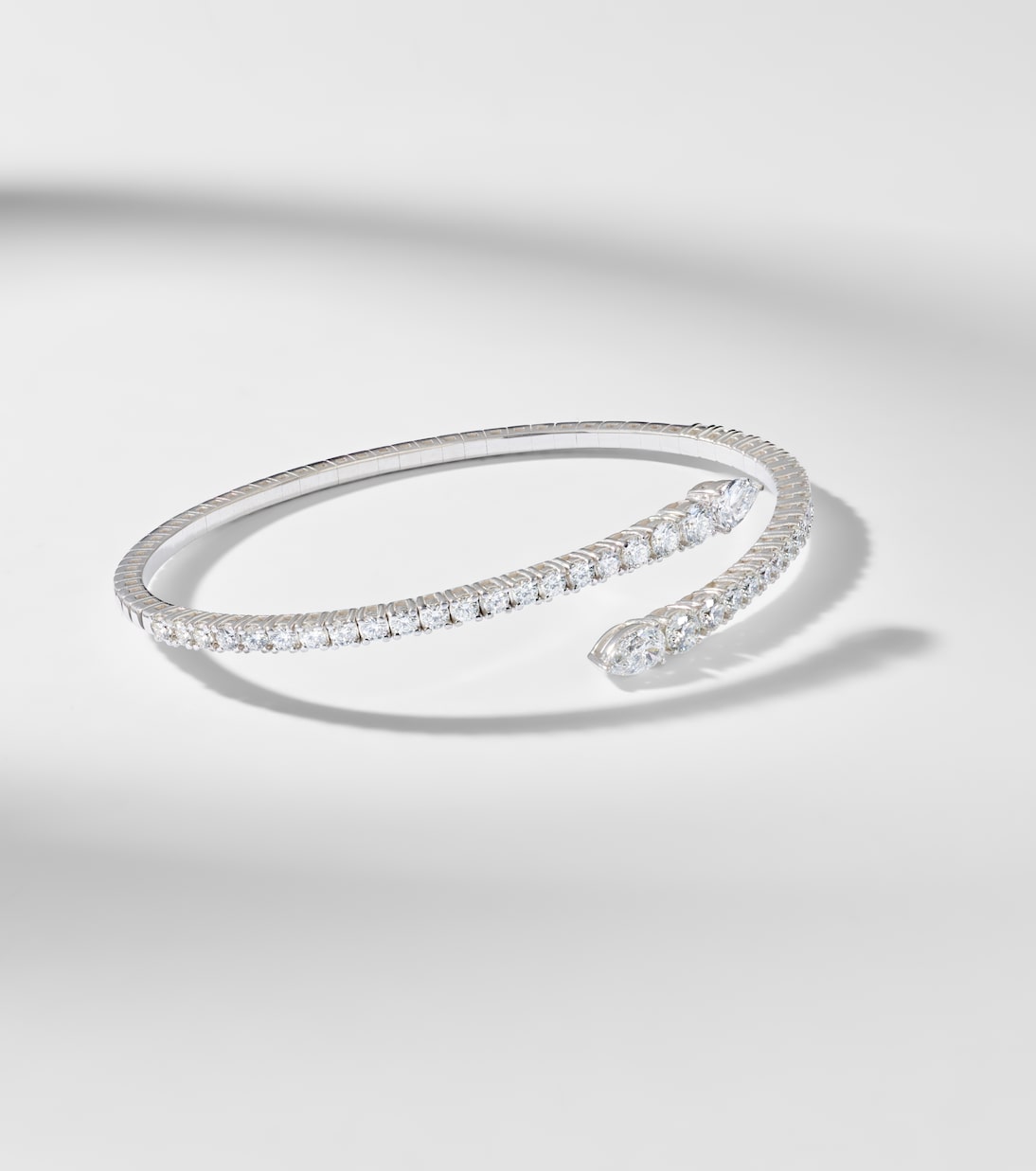 Classics Twist 18kt white gold bangle with diamonds | Bucherer Fine Jewellery