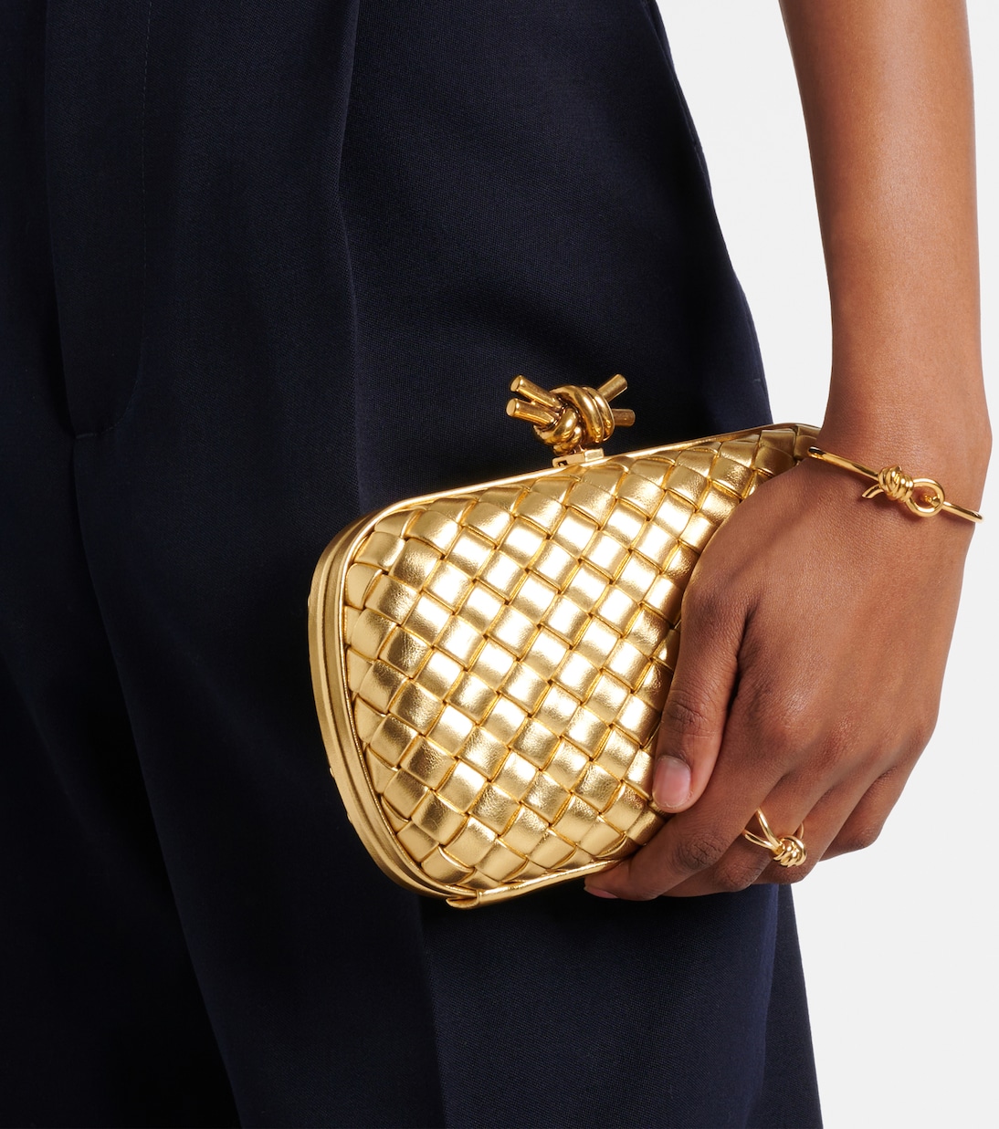 Pochette Knot Intreccio en cuir métallisé | Bottega Veneta
