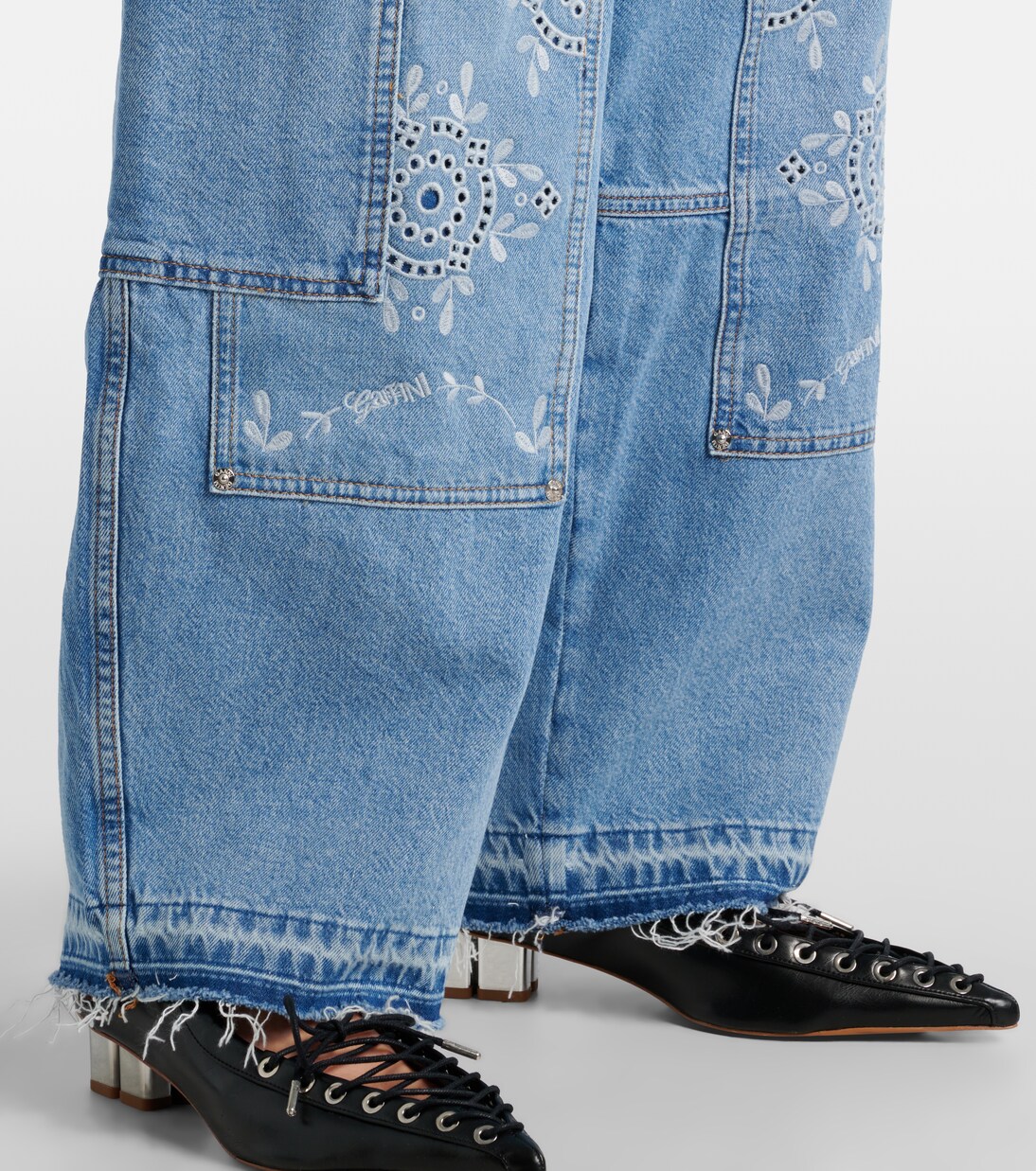 Jean barrel à broderies anglaises | Ganni