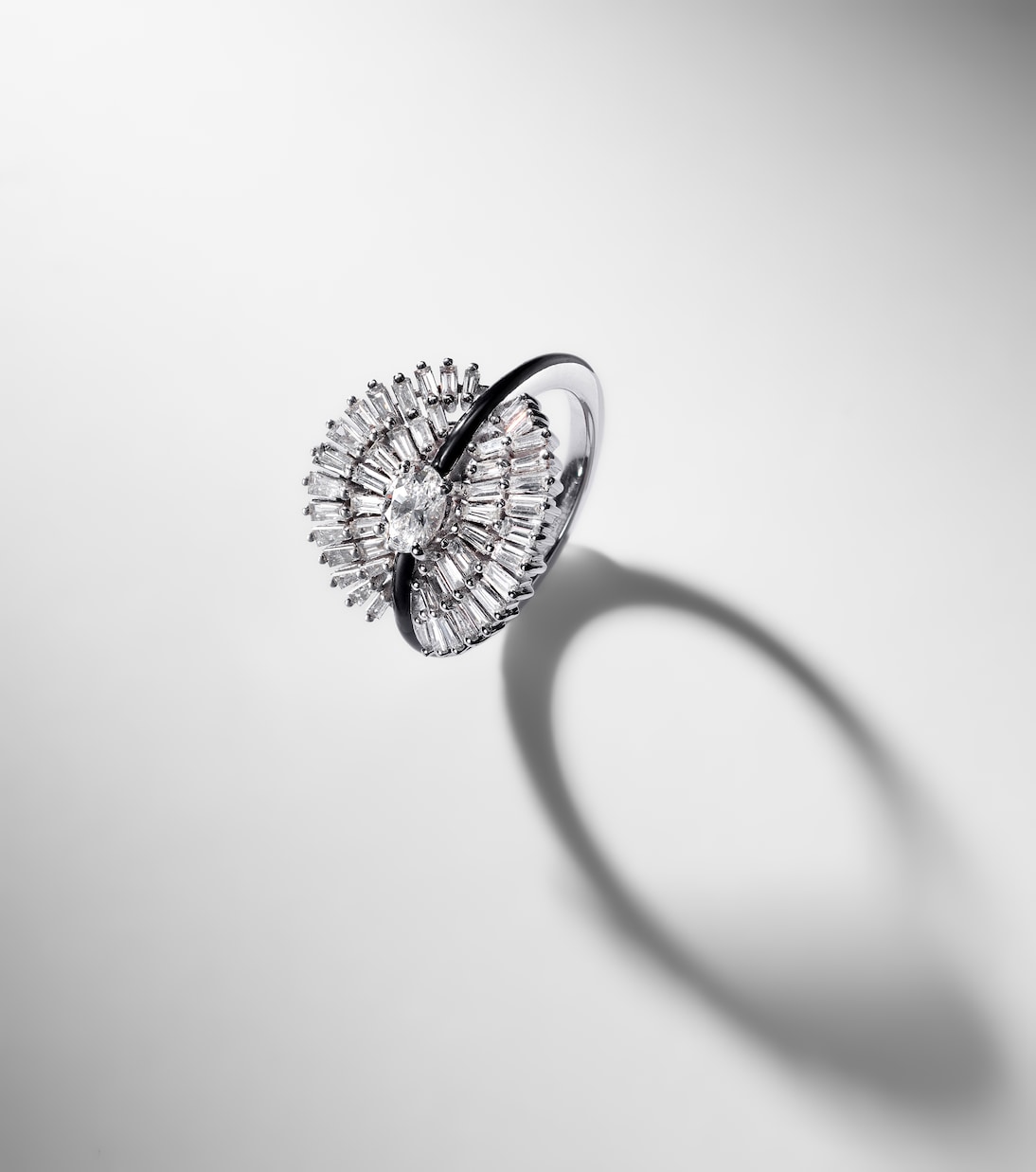 Ring Eyelash aus 18kt Weißgold mit Emaille und Diamanten | Kamyen