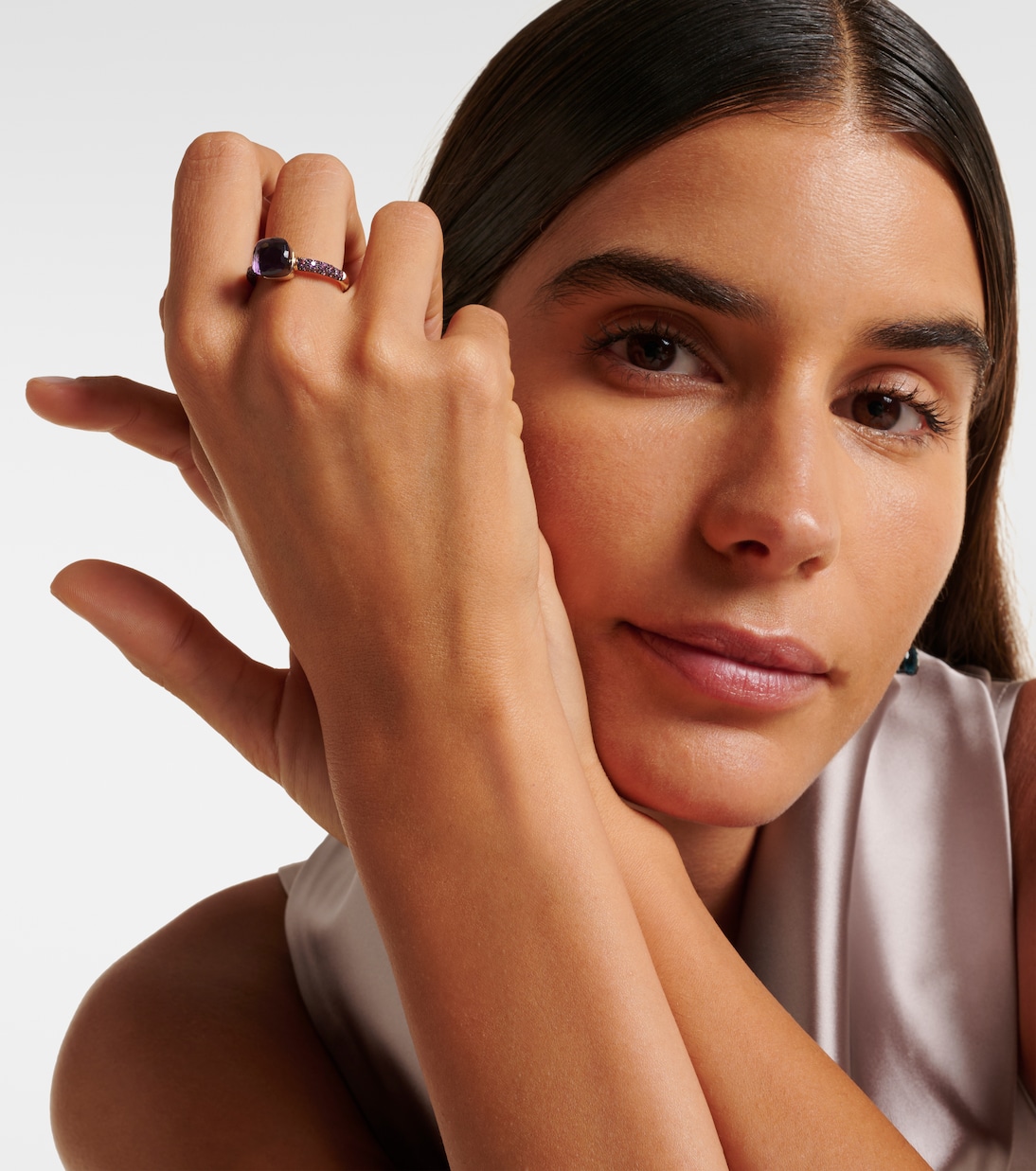 Anillo Nudo Petit en oro rosa y blanco de 18 ct con amatista y jade | Pomellato