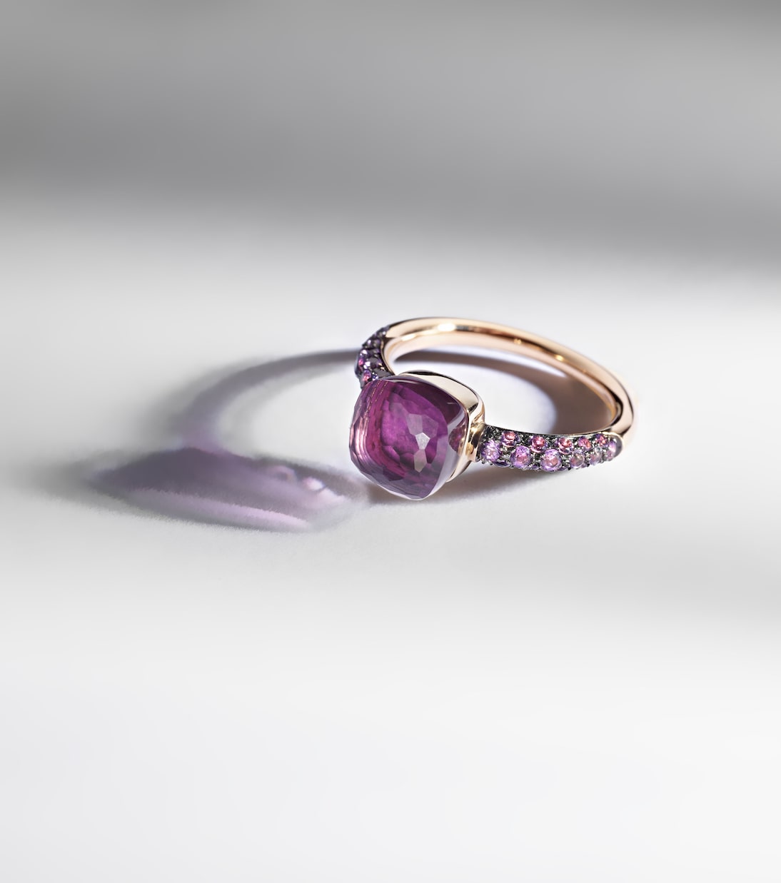 Anillo Nudo Petit en oro rosa y blanco de 18 ct con amatista y jade | Pomellato