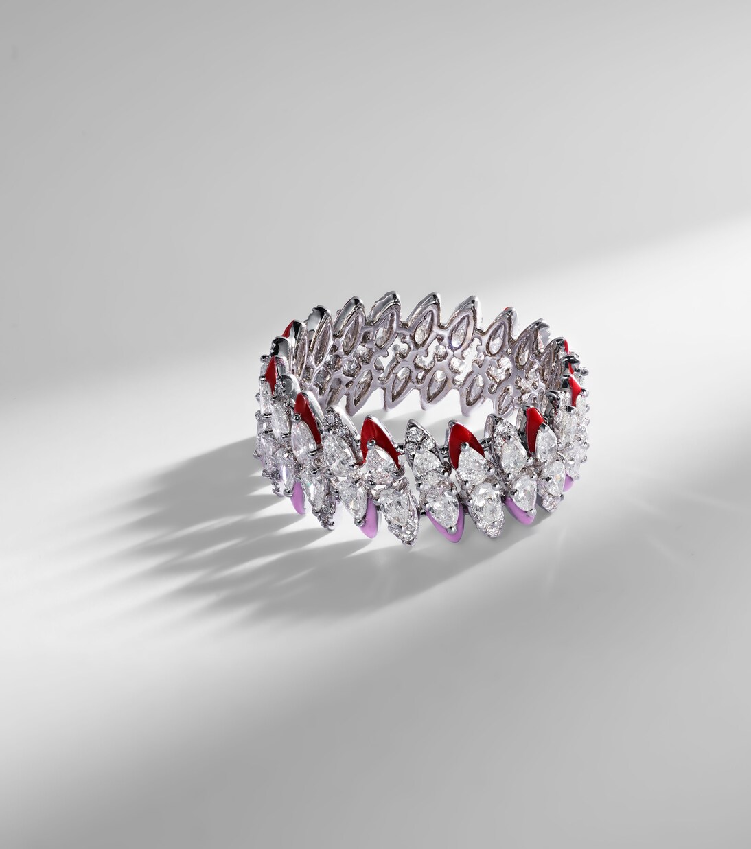 Anello in oro bianco 18kt e smalto con diamanti | Kamyen