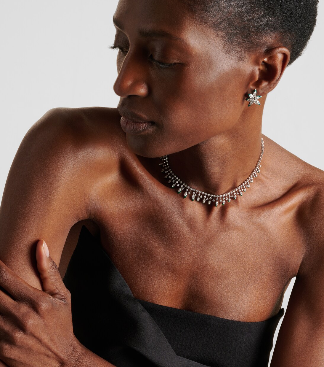 Chocker Drop in oro bianco 18kt con diamanti e smalto | Kamyen