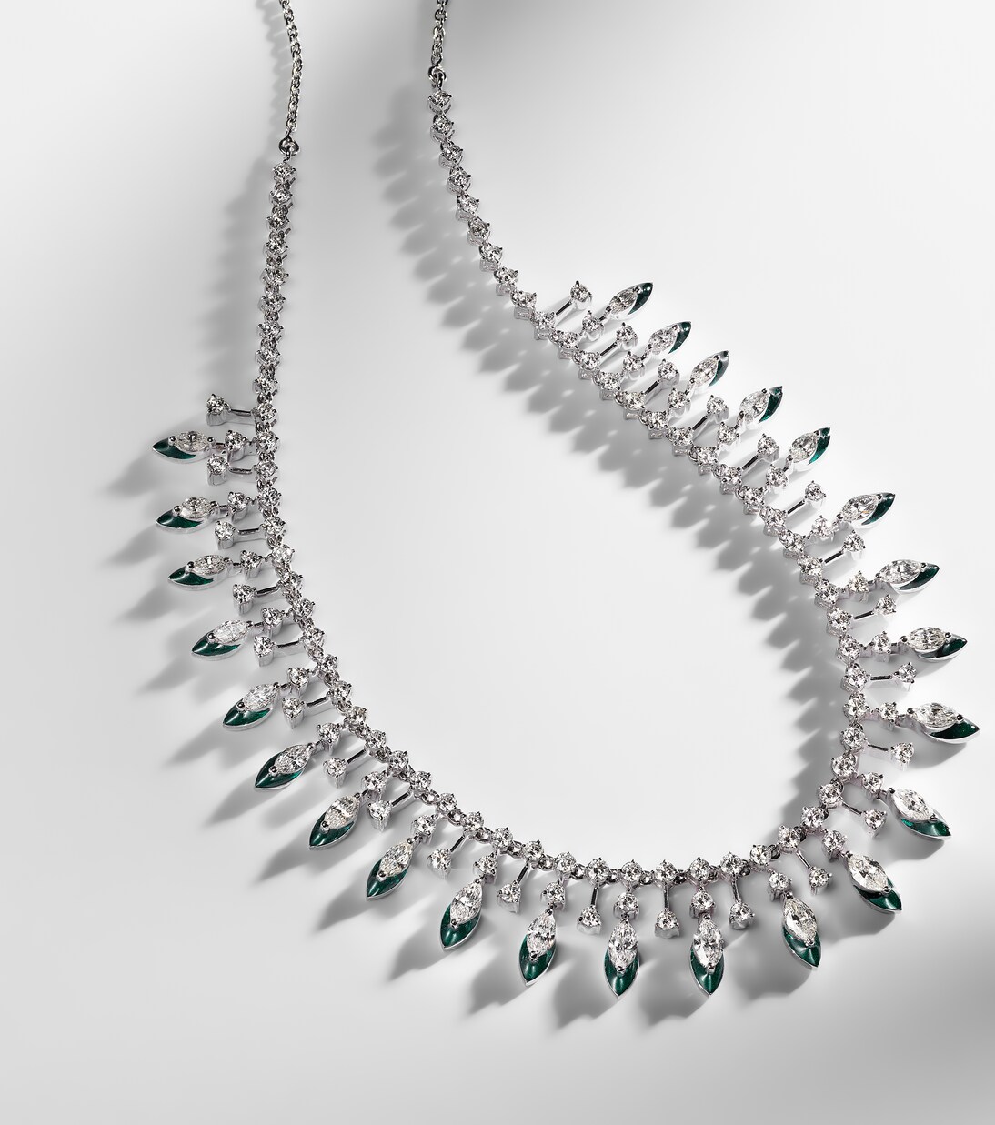 Chocker Drop in oro bianco 18kt con diamanti e smalto | Kamyen