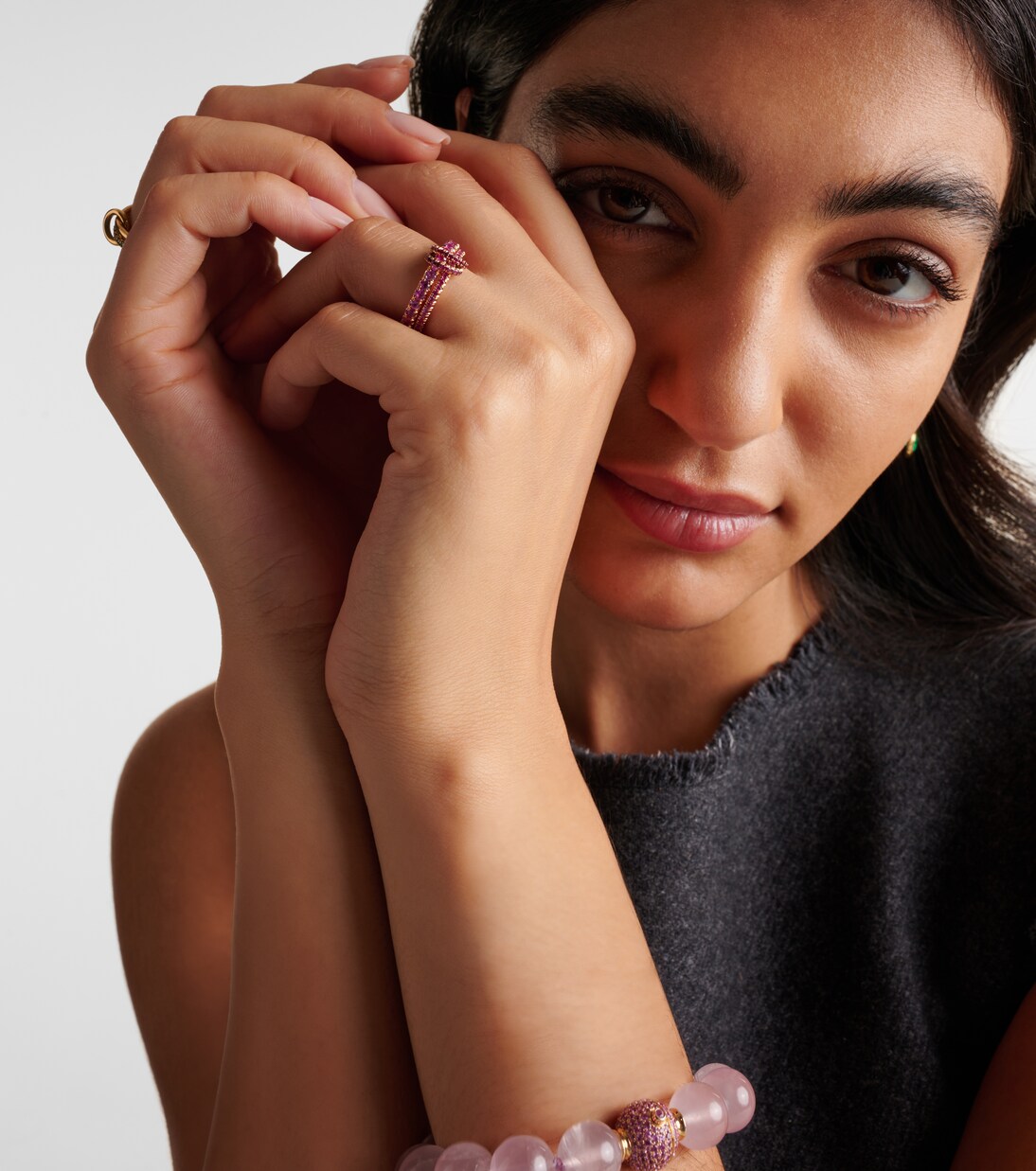 Ring Delphinus Rouge Petite Deux aus 18kt Roségold mit Saphiren und Rubinen | Spinelli Kilcollin