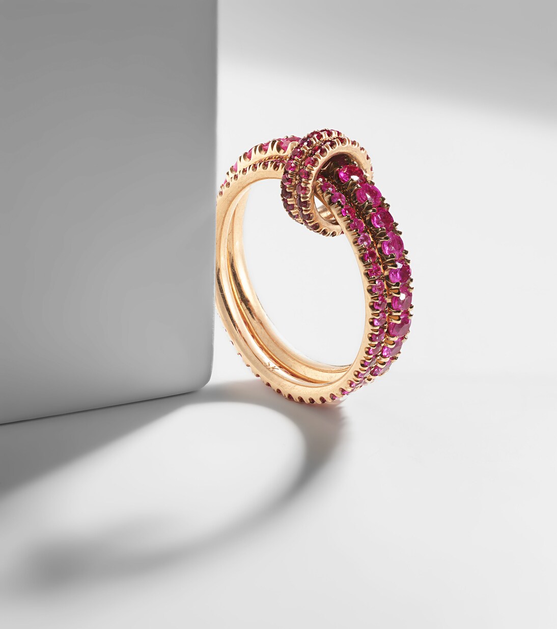 Ring Delphinus Rouge Petite Deux aus 18kt Roségold mit Saphiren und Rubinen | Spinelli Kilcollin