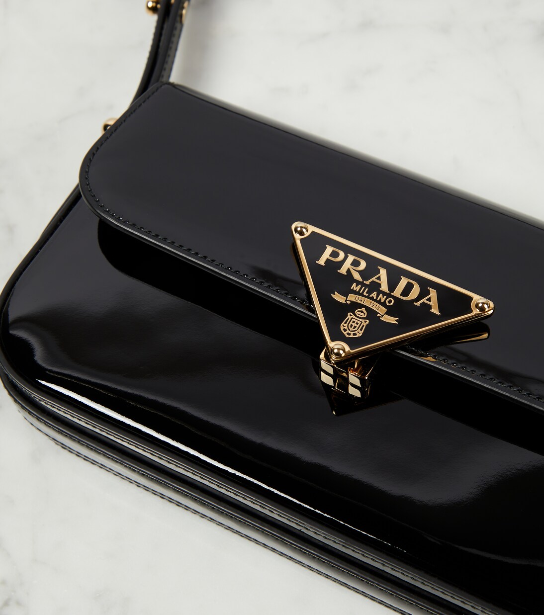 Schultertasche aus Lackleder | Prada
