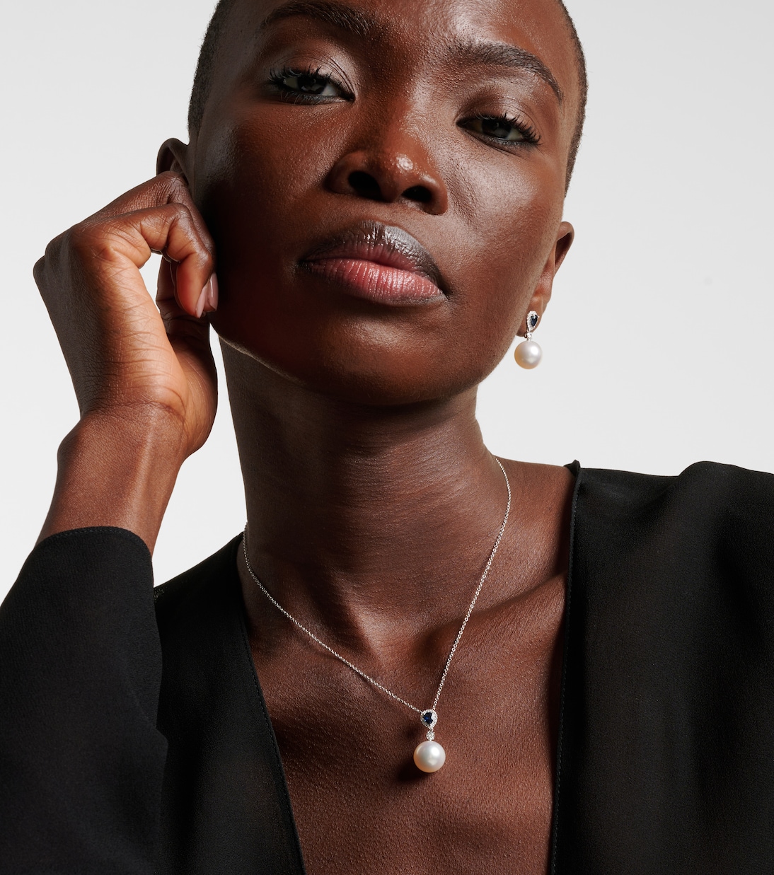 Romance 18kt white gold necklace with sapphires and gemstones | Bucherer Fine Jewellery