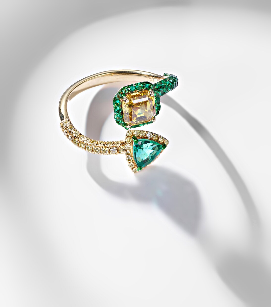 Bague en or 18 ct, diamants et émeraudes | Kamyen