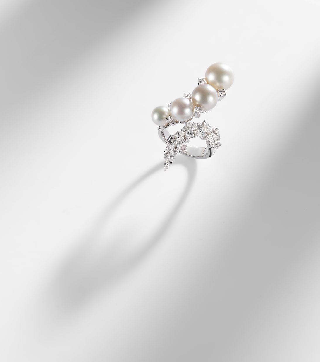 Pearlescent 18kt white gold ring with diamonds and freshwater pearls | Yeprem