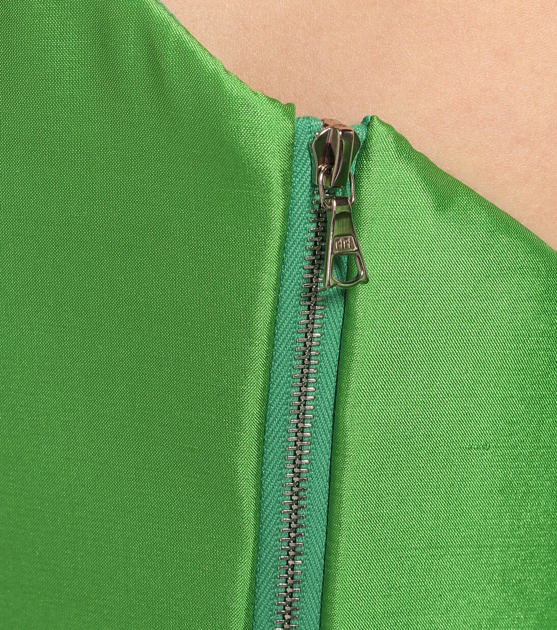 Robe à encolure bardot en satin de soie | Rasario