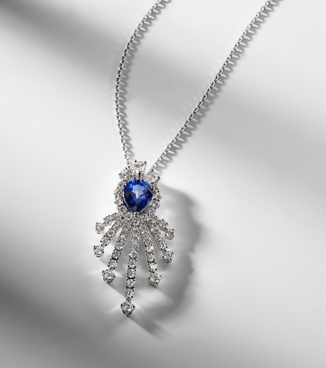 Collier Reign Supreme en or blanc 18 ct, saphir et diamants | Yeprem