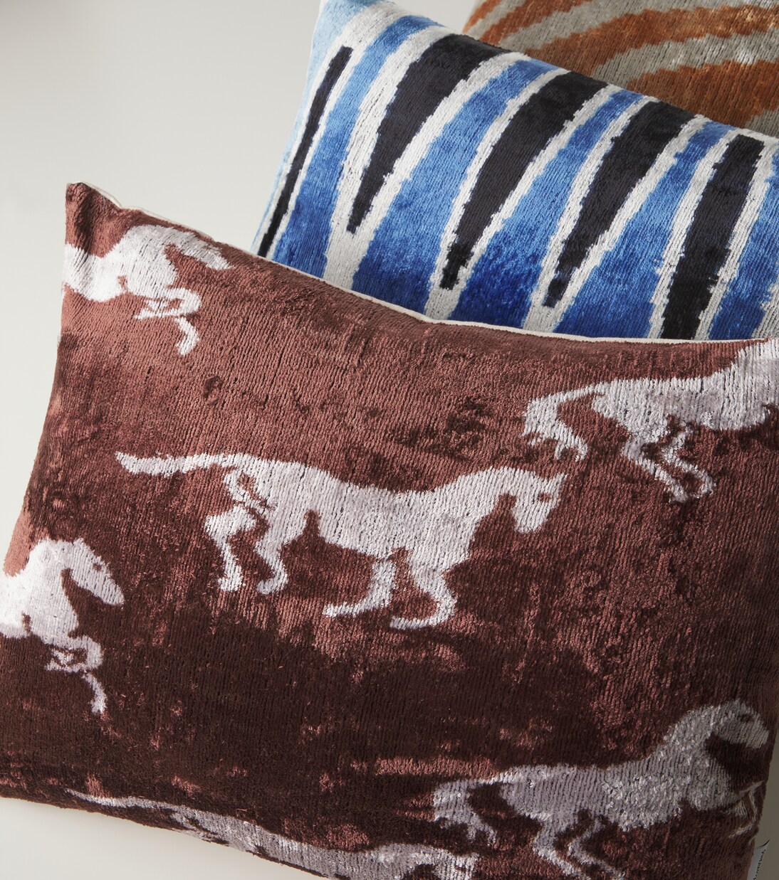 Silk and cotton velvet cushion | Les-Ottomans