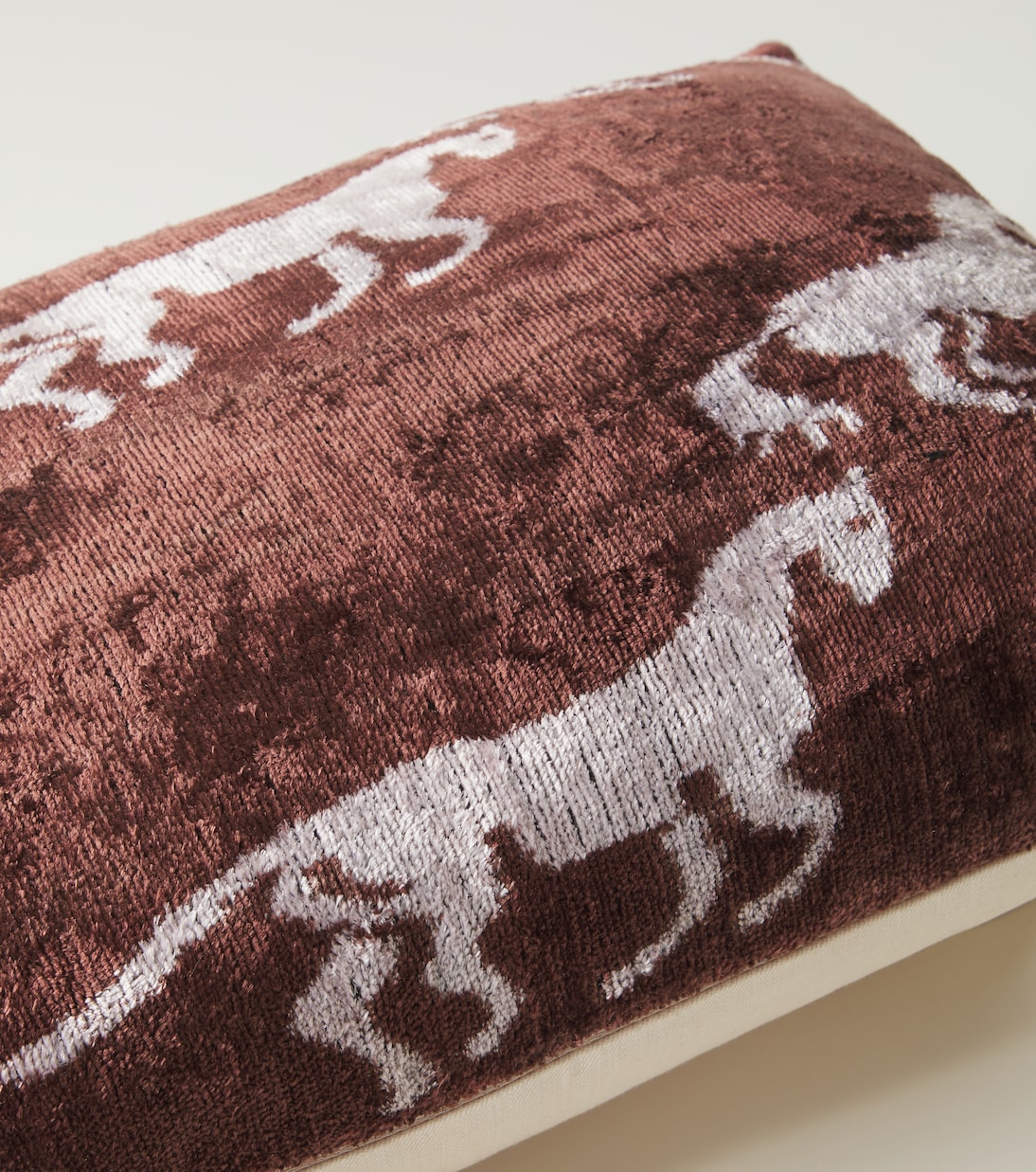 Silk and cotton velvet cushion | Les-Ottomans