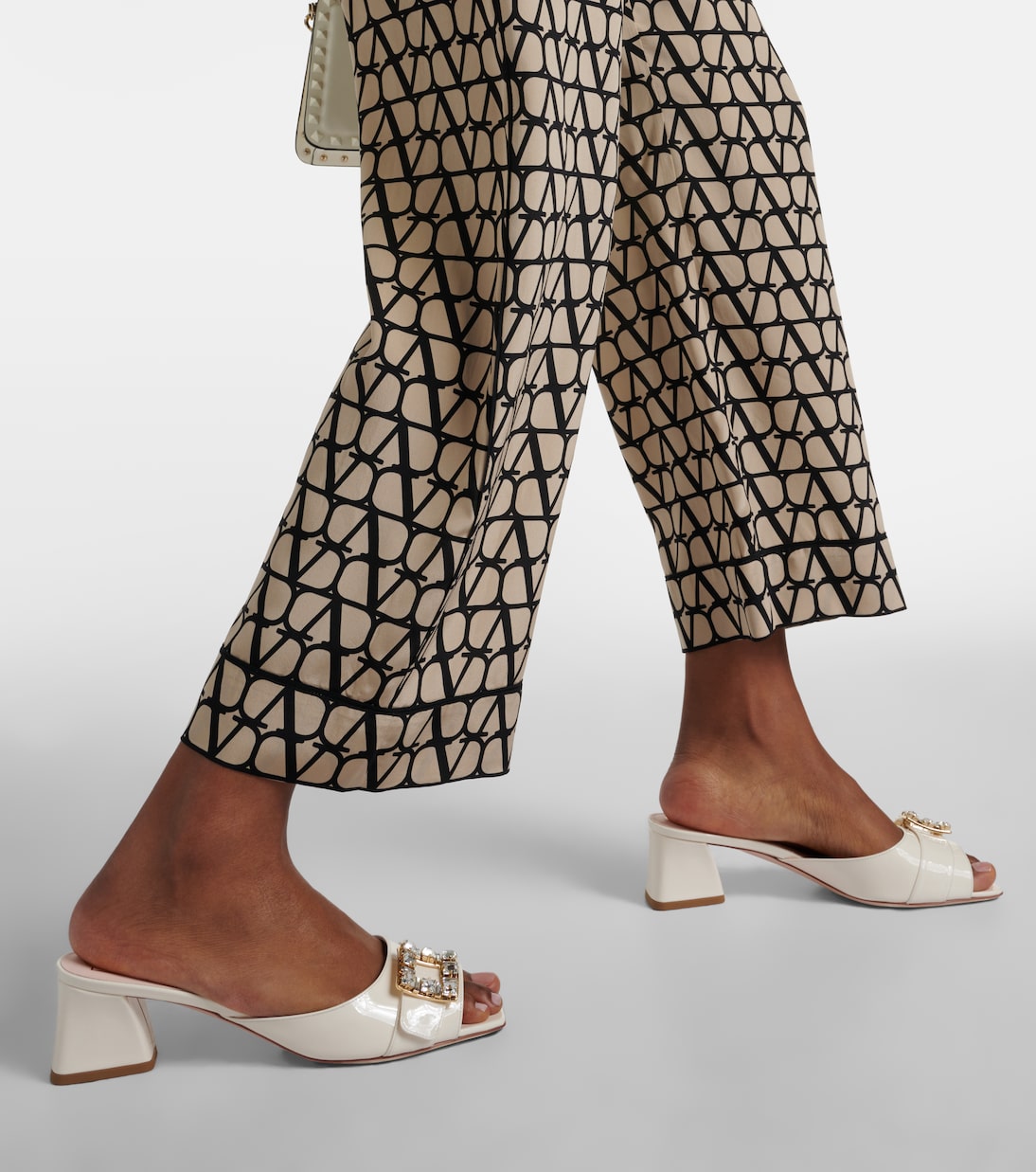 Verzierte Pantoletten BikiViv aus Lackleder | Roger Vivier