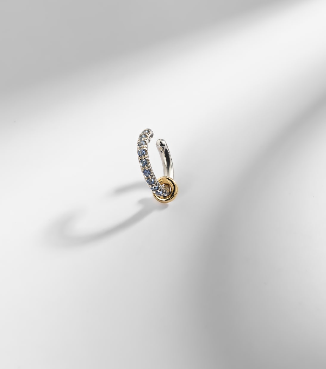 Einzelner Ear Cuff Ombré aus Sterlingsilber mit 18kt Gelbgold (750/1000) und Saphiren | Spinelli Kilcollin