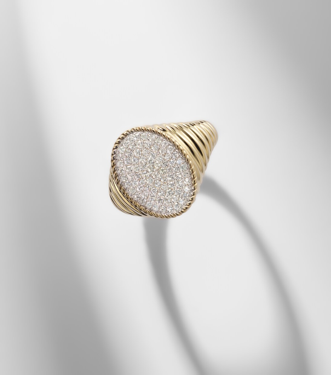 Chevalière Ovale 9kt gold ring with diamonds | Yvonne Léon