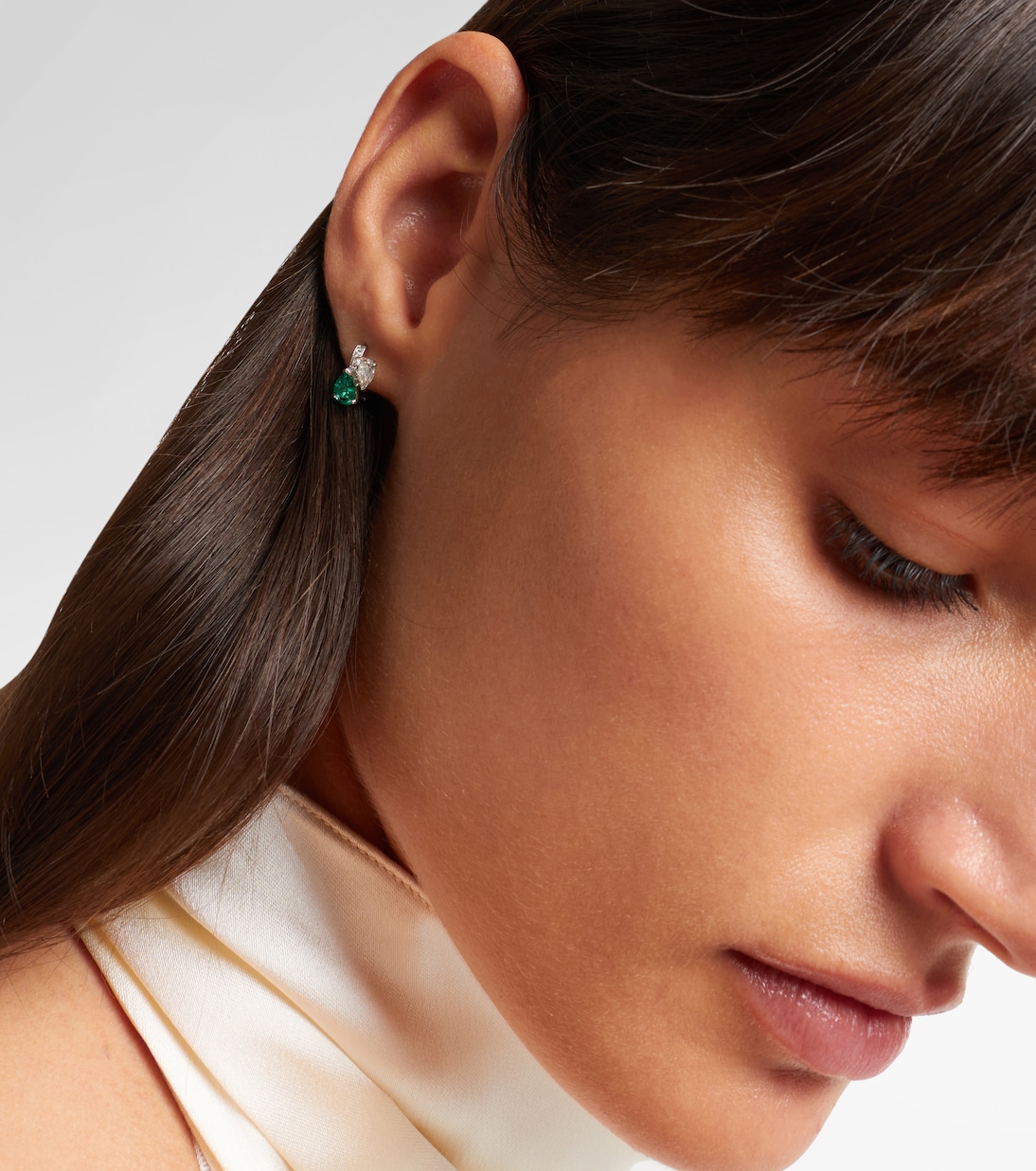 Serti Sur Vide 18kt white gold single earring with diamonds and emerald | Repossi