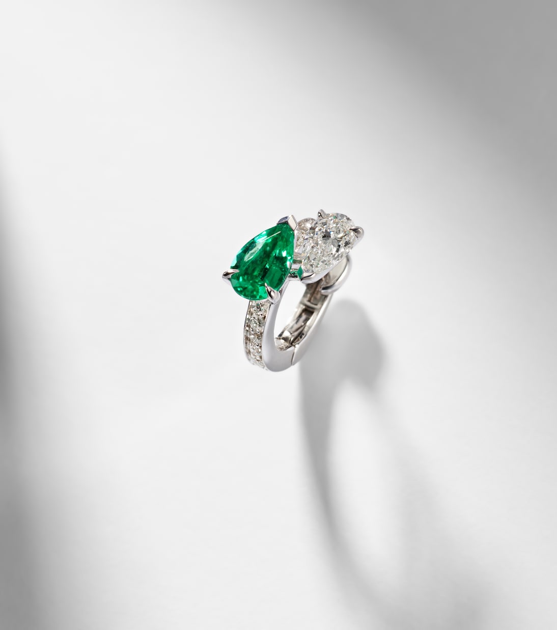 Serti Sur Vide 18kt white gold single earring with diamonds and emerald | Repossi