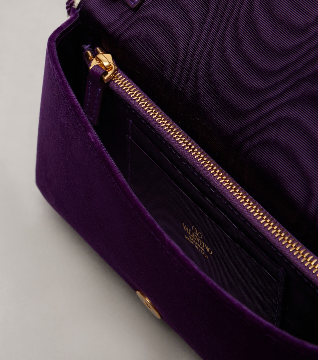 Schultertasche VLogo Mini aus Samt | Valentino Garavani