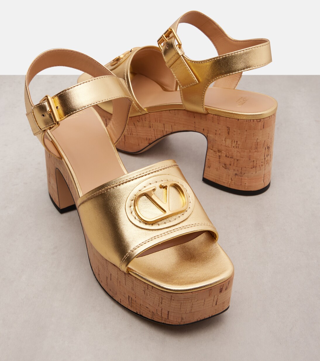 Plateausandalen VLogo aus Metallic-Leder | Valentino Garavani