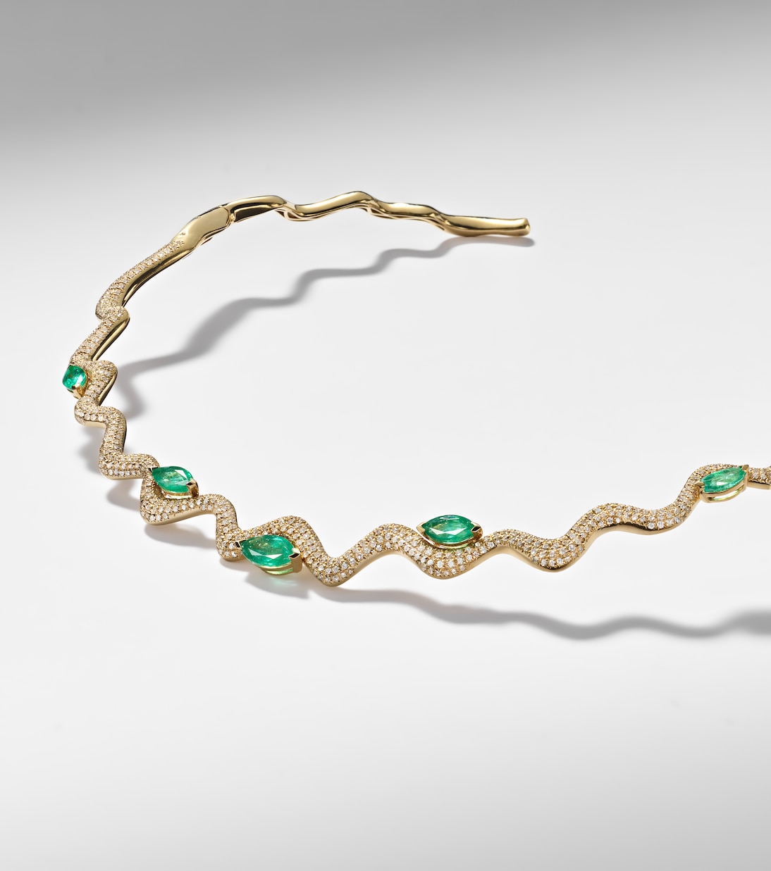 Collier Wave en or 18 ct (750/1000), émeraudes et diamants | Shay Jewelry